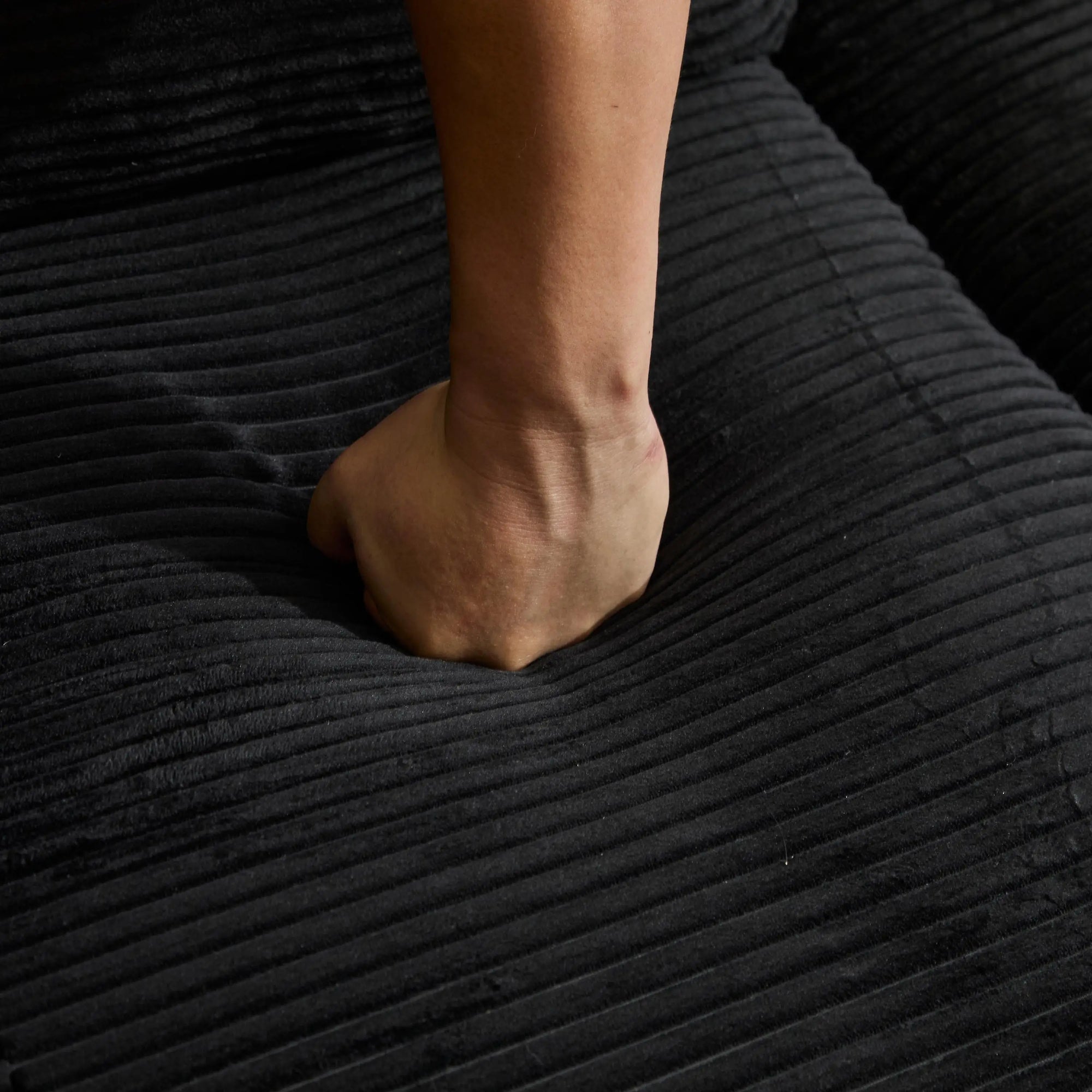 Canapé d'angle 3 places en forme de L, chaise longue en velours côtelé, aucun assemblage requis, canapé sectionnel modulaire noir avec oreillers, causeuse douce