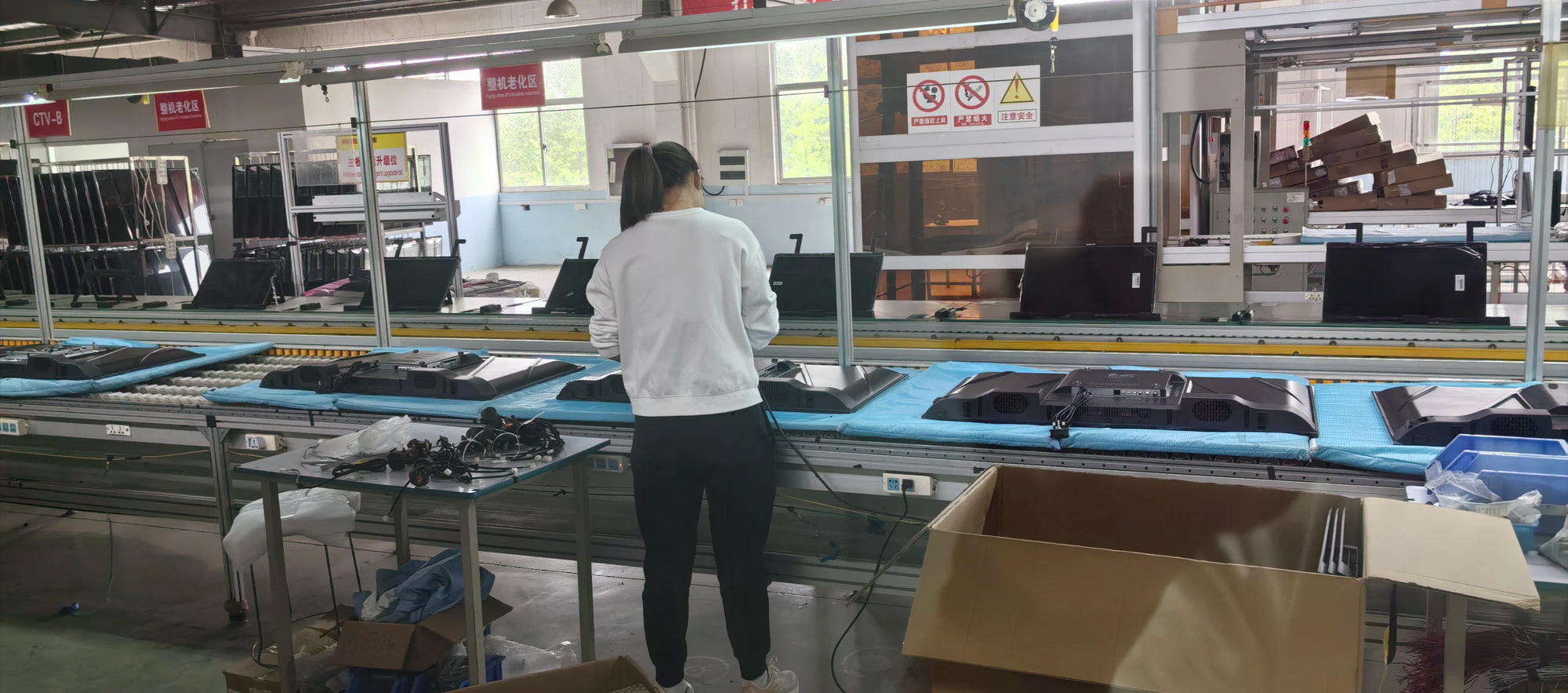 Téléviseur LED intelligent Android 14